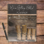Rustic Cowboy Boots for Two Ranch Wedding Planner<br><div class="desc">Met dit notitieboek van de trouwplanner kun je je liefde delen voor alles wat bijtend en cowboy is - versleten leder en barnwood, en zachte snaarlampen, terwijl je al je afspraken en speciale momenten in orde houdt. Ideaal voor een schuur, land of casual bruiloft. Creëer door Eenvoudig Farmhouse Press, met...</div>