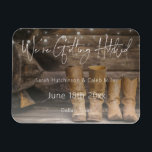 Rustic Cowboy Ranch Wedding Save the Date Magneet<br><div class="desc">Dit sparen de datummagneet laat u uw liefde voor alle dingen delen bijtend en cowboy - versleten leder en barnwood,  en zachte koordlichten. Ideaal voor een schuur,  land of casual bruiloft. Creëer door Simply Farmhouse Press; foto gemaakt door Melanie Mauer op Unsplash.</div>