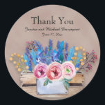 Rustic Crates of Lavender Wedding Bedankt Ronde Sticker<br><div class="desc">Gepersonaliseerd rustig houten krat van paarse lavendel en andere kleurrijke bloemen bruiloft "Dank u" sticker. Alle tekststijlen, kleuren en grootten kunnen perfect op uw behoeften worden afgestemd. Ik zou graag met je samenwerken als je een van de andere geweldige trouwproducten van Zazzle nodig hebt die aangepast zijn aan de wedstrijd....</div>