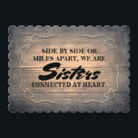 Rustic Cute Bridesmaid / Maid of Honor proposal Kaart<br><div class="desc">Rustig hout hardt schattige bruidsschattenkaartje "Naast elkaar of mijlen uit elkaar,  zijn we zussen die verbonden zijn met het hart." "Bent u mijn Maid of Edelachtbare?"</div>