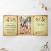  Rustic Cute Tandem Bicycle Weddenfoto Drieluik Uitnodiging (Binnen)