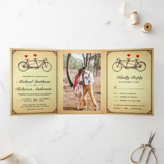  Rustic Cute Tandem Bicycle Weddenfoto Drieluik Uitnodiging (Binnen)