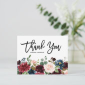 Rustic Dark Wood Burgundy Flowers Fall Wedding Briefkaart (Staand voorkant)