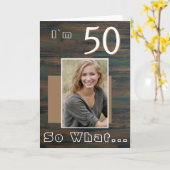 Rustic Dark Wood Inspirerend 50th Birthday Foto Kaart (Gele Bloem)