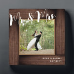 Rustic Dark Wood Mr. & Mrs Wedding Photo Lijst Fotoplaat<br><div class="desc">Dit ontwerp heeft een faux rustic wood "lijst". Klik de aanpassingsknoop voor meer flexibiliteit in het wijzigen van de tekst. De variaties van dit ontwerp, de verschillende papiersoorten, evenals de coördinerende producten zijn beschikbaar in onze winkel, zazzle.com/store/doodlelulu. Neem contact met ons op als je dit ontwerp op een specifiek product...</div>
