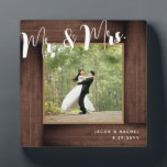 Rustic Dark Wood Mr. & Mrs Wedding Photo Lijst Fotoplaat<br><div class="desc">Dit ontwerp heeft een faux rustic wood "lijst". Klik de aanpassingsknoop voor meer flexibiliteit in het wijzigen van de tekst. De variaties van dit ontwerp, de verschillende papiersoorten, evenals de coördinerende producten zijn beschikbaar in onze winkel, zazzle.com/store/doodlelulu. Neem contact met ons op als je dit ontwerp op een specifiek product...</div>