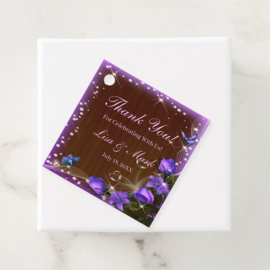 Rustic Dark Wood Paarse Floral Butterfly Wedding Bedankjes Labels (In situ)