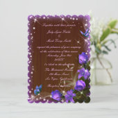 Rustic Dark Wood Paarse Floral Butterfly Wedding Kaart (Staand voorkant)