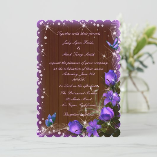 Rustic Dark Wood Paarse Floral Butterfly Wedding Kaart (Staand voorkant)