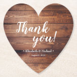 Rustic Dark Wood Weddenschap Kartonnen Onderzetters<br><div class="desc">Heb dit hart gevormd dank u onderzetters die op de tafel van uw gasten wachten. Pas de bruid- en bruidsnamen en de trouwdatum aan voor een souvenir dat overeenkomt met je trouwe trouwthema. Met een donkere houten achtergrond en witte typografie.</div>