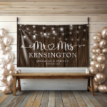 Rustic de heer Mrs Heart String Lights Wood Weddin Spandoek<br><div class="desc">Rustic Mr. Heart String Lights Wood Wedding Banner om uw bruiloft in stijl aan te kondigen! Rustic wood siding and string lights zetten de schattige Mr en Mrs. af met een pijl door een schattig hart en ruimte voor je aangepaste tekst. Geweldig voor trouwrecepties en verlovingen! Eenvoudig aan te passen...</div>