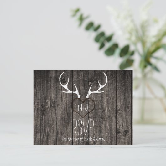 Rustic Deer Antlers & Carved Heart Wedding RSVP Uitnodiging Briefkaart (Staand voorkant)