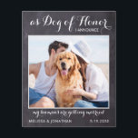 Rustic Dog of Honor Wedding Budget Save the Date<br><div class="desc">Laat je beste hond je bruiloft aankondigen met deze moderne en elegante hond als 'Dog of Honor'. Ik kondig aan 'Mijn mensen worden getrouwd' als huishond, en sla de datumkaarten op. Deze uitnodigingen voor budgetbruiloft omvatten geen enveloppen. Bekijk ons collectie voor het overeenkomen van A6-enveloppen of onze briefkaarten optie. Pas...</div>