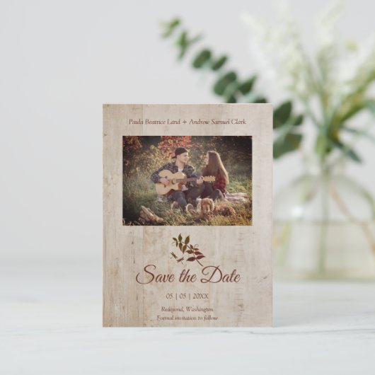 Rustic Dragonfly on Wood with Engaged Couple Photo Briefkaart (Staand voorkant)