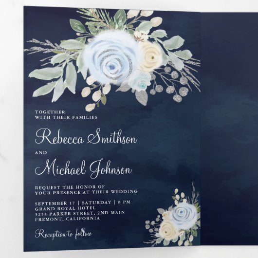 Rustic Dusty Blue en Ivory Floral Navy Wedding Drieluik Uitnodiging (Binnenzijde eerst)