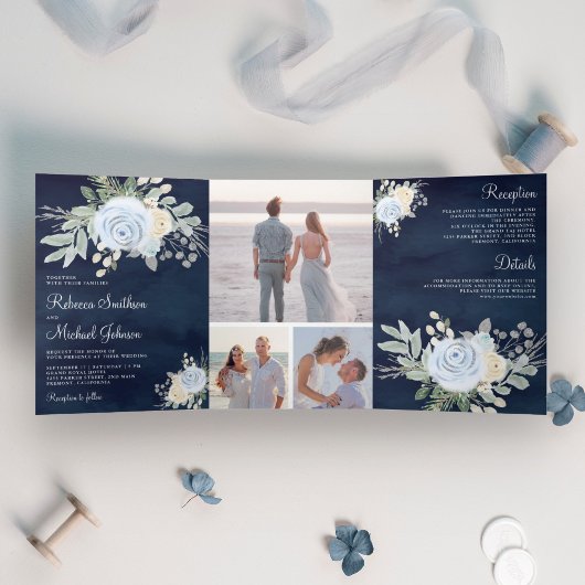 Rustic Dusty Blue en Ivory Floral Navy Wedding Drieluik Uitnodiging