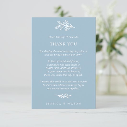 Rustic Dusty Blue in Lieu of Favors Place Card Aankondiging (Staand voorkant)