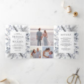 Rustic Dusty Blue Waterverf Leaves Winter Wedding Drieluik Uitnodiging (Binnen)