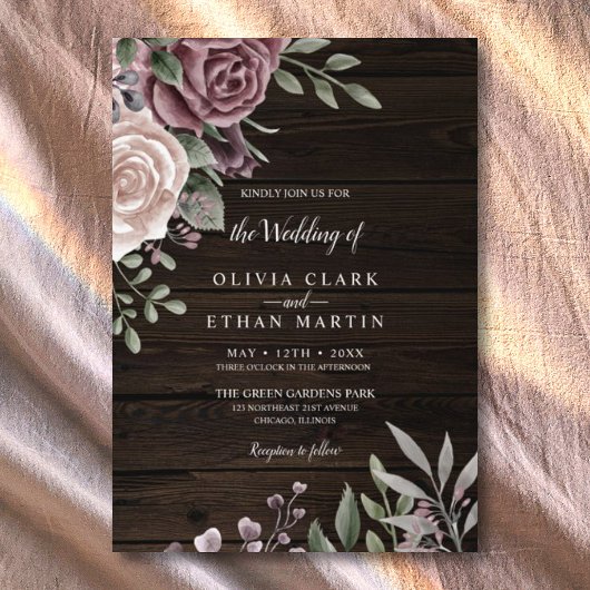 Rustic Dusty Roos Floral Bouquet op Dark Wood Invi Kaart