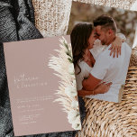 Rustic Dusty Roos Modern Photo Wedding Kaart<br><div class="desc">Het ontwerp kenmerkt een modern maar eenvoudig calligrafiemanuscript met bohenemische pampas floral accents tegen een stoffige achtergrond van het roos die tot een elegant ritueel scherm leidt. Een ideale keuze voor elke moderne bruiloft,  of het nu gaat om lente,  zomer,  winter of herfst.</div>
