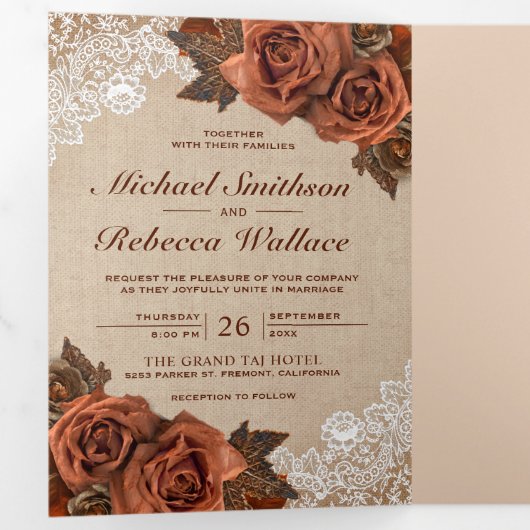 Rustic Earthy Burlap Dusty Terracotta Roos Wedding Drieluik Uitnodiging (Binnenzijde eerst)