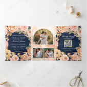 Rustic Earthy Floral Navy Blue QR Code Weddenschap Drieluik Uitnodiging (Binnen)