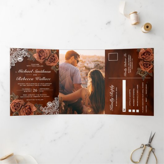Rustic Earthy Oranje Dusty Terracotta Roos Wedding Drieluik Uitnodiging (Binnen)
