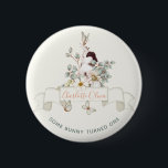 Rustic Een of andere Bunny is een Floral Girl Cott Ronde Button 5,7 Cm<br><div class="desc">Welkom je eerste verjaardag op de meest charmante manier - met een Rustic Stone Bunny is One Floral Girl 1st Birthday party button! Deze schattige uitnodigingsset is ideaal voor elke roestelijke of aantrekkelijke kernoopgebeurtenis, met zijn zoete en creatieve ontwerp met handgetekende botanische waterverf florale elementen en een voortreffelijke illustratie van...</div>