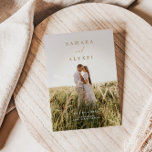 Rustic Elegant Photo Script Wedding Invitation Kaart<br><div class="desc">Creëer uw eigen rustige DIY-uitnodiging voor een fotobruiloft met klassiek serif script en handgeschreven kalligrafie op een modern,  minimalistisch design. Laat je mooiste verlovingen foto's zien en deel ze met je dierbaren voor een verbluffende,  persoonlijke huwelijksuitnodiging.</div>