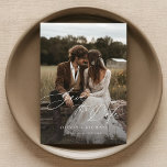 Rustic Elegant Photo Wedding Save the Date Kaart<br><div class="desc">Leg de essentie van rustieke romance vast met onze rustieke fotobruiloft Save the Date Invitation. Deze kaart is voorzien van een foto van het paar in een charmante buitenomgeving, aangevuld met klassieke handgeschreven kalligrafie script. De eenvoudige maar elegante lay-out wordt verbeterd door een moderne QR-code, waardoor het gemakkelijk is voor...</div>