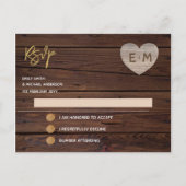 Rustic Engraved Wood Heart Monogram RSVP Uitnodiging Briefkaart (Voorkant)