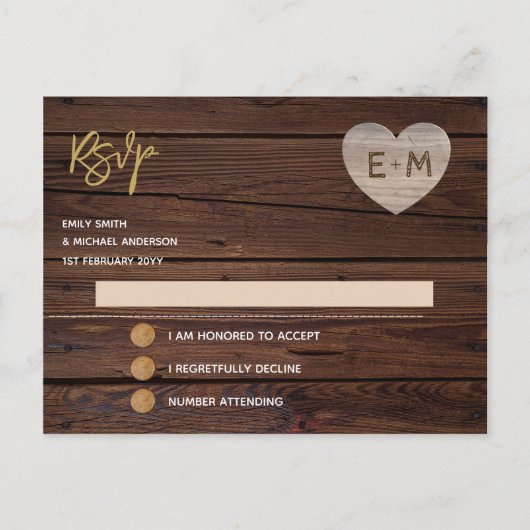 Rustic Engraved Wood Heart Monogram RSVP Uitnodiging Briefkaart (Voorkant)