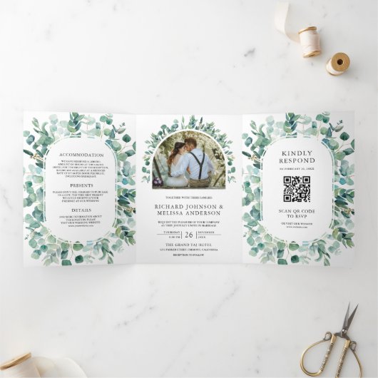 Rustic Eucalyptus Foto allemaal in één QR Code Wed Drieluik Uitnodiging (Binnen)