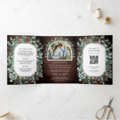Rustic Eucalyptus Foto Barn Wood QR Code Weddensch Drieluik Uitnodiging (Binnen)
