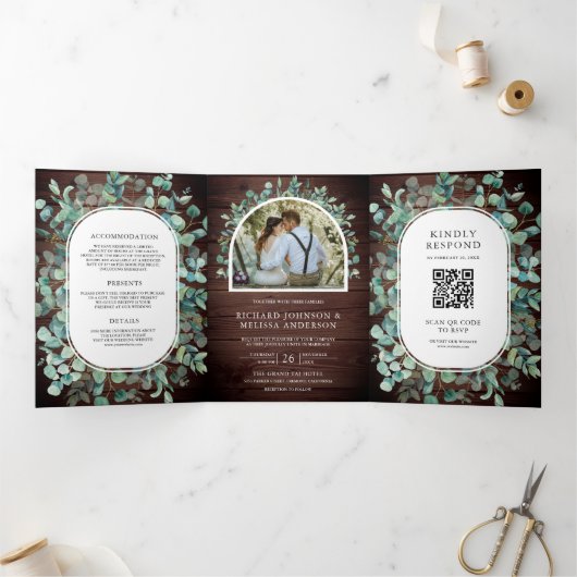 Rustic Eucalyptus Foto Barn Wood QR Code Weddensch Drieluik Uitnodiging (Binnen)