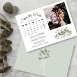 Rustic Eucalyptus Greenery Calendar Foto Weddensch Save The Date<br><div class="desc">Deze prachtige bruiloft Save the Date-kaart is voorzien van een roestvrij boho-chic-design met een cluster van handbeschilderde waterverf eucalyptusbladeren en groen in tinten, mos en groen. De linkerkant van de kaart is een kalender die je kunt aanpassen met een hart rond je trouwdatum. Er is ruimte voor je foto, de...</div>