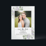 Rustic Eucalyptus & Lavender Photo Simple Wedding Save The Date<br><div class="desc">Deze bruiloft, behalve de datumkaart, is eenvoudig, betrouwbaar, elegant en mooi. Het is voorzien van je foto in een wit lijst, omgeven door een bevy met de hand geschilderde waterverf eucalyptusbladeren en lavendere bloemen op een gemarmerde bleke stalen blauwe achtergrond. De titel leest: Sparen de Datum in het manuscriptkalligrafie van...</div>