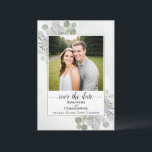 Rustic Eucalyptus & Lavender Photo Simple Wedding Save The Date<br><div class="desc">Deze bruiloft, behalve de datumkaart, is eenvoudig, betrouwbaar, elegant en mooi. Het is voorzien van je foto in een wit lijst, omgeven door een bevy met de hand geschilderde waterverf eucalyptusbladeren en lavendere bloemen op een gemarmerde bleke stalen blauwe achtergrond. De titel leest: Sparen de Datum in het manuscriptkalligrafie van...</div>