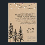 Rustic Evergreen Pine Tree Wedding Invitations Kaart<br><div class="desc">Rustic Evergreen Pine Tree Wedding Invitations - biedt de voorkeur aan evergroene of dennenbomen in een bosgebied boven gedrukt kraftpapier. De lichten van het koord hangen bij de bovenkant. Elke uitnodiging bevat een passend omhulsel. Als u op de knop AANPASSEN IT drukt, kunt u de lettertypestijl, de kleur, de grootte...</div>