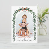 Rustic Evergreen Slinger Boog Foto Kerstmis Feestdagenkaart (Staand voorkant)