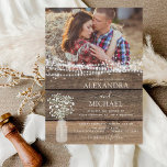 Rustic Farmhouse Baby's Breath Jar Wedding<br><div class="desc">Rustic Farmhouse String Lights en Jar of Baby's Breath Wedding Invitations on Wood background - inclusief prachtige en elegante scripttypografie met modern Country Boerderij House Sparkle voor de speciale huwelijksdag.</div>