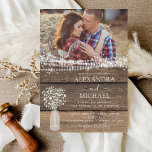 Rustic Farmhouse Baby's Breath Jar Wedding Kaart<br><div class="desc">Rustic Farmhouse String Lights en Jar of Baby's Breath Wedding Invitations on Wood background - inclusief prachtige en elegante scripttypografie met modern Country Boerderij House Sparkle voor de speciale huwelijksdag.</div>