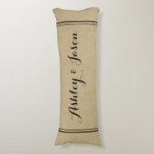 Rustic Faux Burlap en Black Monogrammed Lichaamskussen (Voorkant Verticaal)