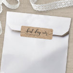 Rustic Faux Kraft Best Day Ever Wedding Favor Etiket<br><div class="desc">Dit stijlvolle, rustige label voor huwelijksfeesten bevat de woorden "beste dag ooit" in donkergrijs script tegen een kraft zoals patroonachtergrond. Het is geweldig om je bruiloft te etiketteren voor cadeautjes. Het is gemakkelijk om te personaliseren; vervang enkel de placeholder tekst om uw eigen informatie toe te voegen. Voor meer opties...</div>