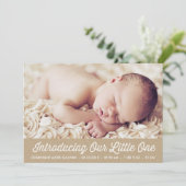 Rustic Faux Kraft Paper Baby Foto Geboorte Aankondiging (Staand voorkant)