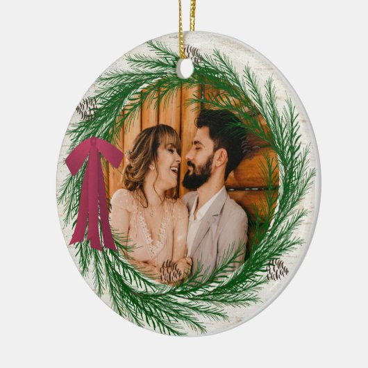 Rustic First Kerstfeest Married Pine Wreatfoto Keramisch Ornament (Links)