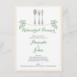 Rustic Floral Cutlery Rehearsal Dinner Invitation Kaart<br><div class="desc">Deze rustige uitnodiging voor het eten van florale en messenmakersrepetities is voorzien van een zeer zwakke roze en groene roestachtige bloemkool en een grijze/zilverbestek op een witte achtergrond met een ecru-grens (zeer lichte flauwte). Het is klaar om gepersonaliseerd te worden en is geschikt voor een paar dat een rustige bruiloft...</div>