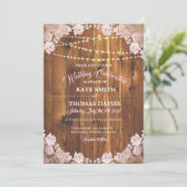 Rustic Floral Light Strings Wooden Wedding Invite Kaart (Staand voorkant)