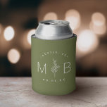 Rustic Floral Stem Wedding Monogram | Olijfgroen Blikjeskoeler<br><div class="desc">Dankzij op maat gekleurde, gedrukte koelboxxen is een leuk en functioneel huwelijk voor uw gasten een goed idee! Pas de sjabloon aan met de bruid- en bruidenamen of monogram-initialen. Voeg uw trouwdatum, de plaats, de staat of de plaatsnaam of een andere douanetekst toe. Dit moderne rustige logo-achtige ontwerp heeft een...</div>