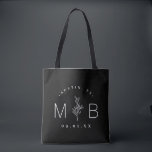 Rustic Floral Stem Wedding Monogram | Zwart Tote Bag<br><div class="desc">Aangepaste gedrukte canvas tassen maken een leuk en functioneel huwelijk in het voordeel van je gasten! Pas de sjabloon aan met de bruid- en bruidenamen of monogram-initialen. Voeg uw trouwdatum, de plaats, de staat of de plaatsnaam of een andere douanetekst toe. Dit moderne rustige logo-achtige ontwerp heeft een eenvoudige bloem...</div>